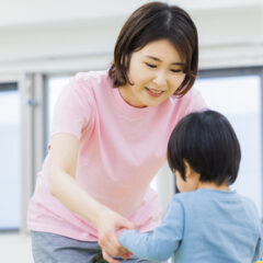 赤ちゃんの指差しはいつから？種類別の意味と発達を促す育児ポイント